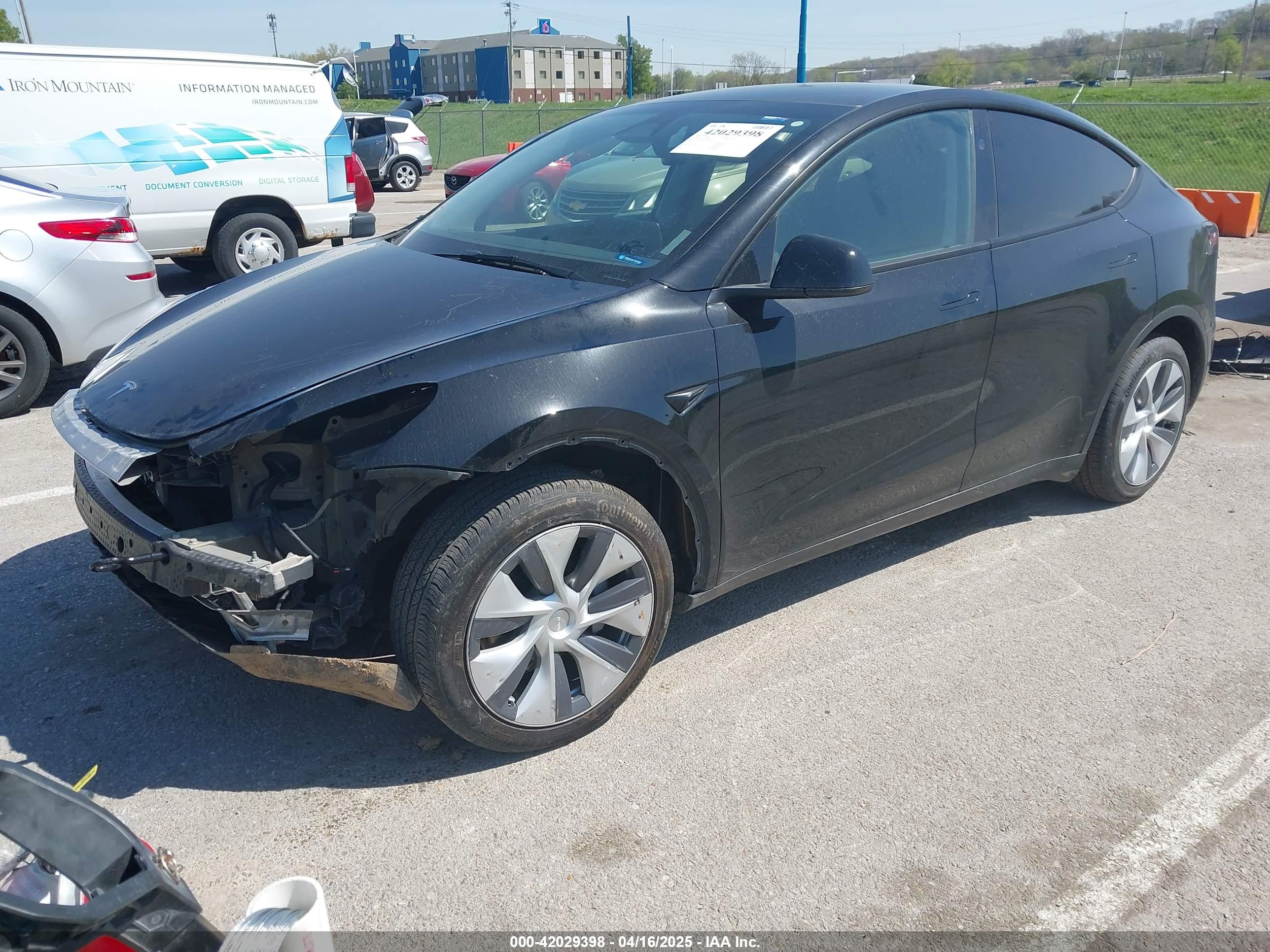 2024 TESLA Model Y — VIN 7SAYGDED2RF089105 — photo 2